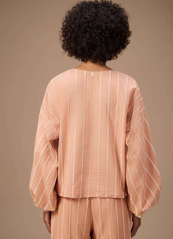 Maria.valentina - Blusa Maria.Valentina Solta Decote Reto Manga Longa Padrão Bege Bege 4