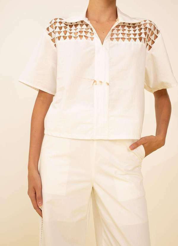 Zinco - Camisa Zinco Solta Gola Tradicional Manga Curta Cropped Off White Branco