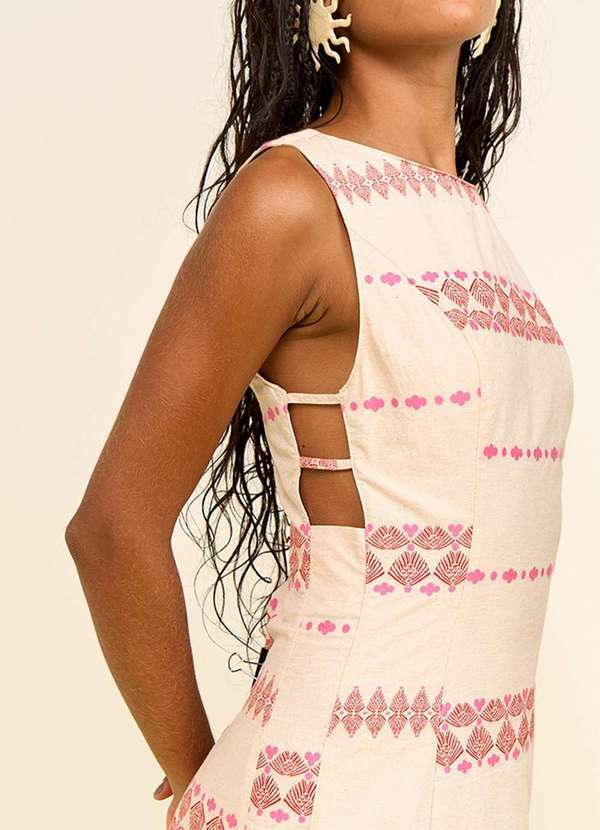 Zinco - Vestido Zinco Ajustado Decote Canoa sem Manga Curto Off White Branco