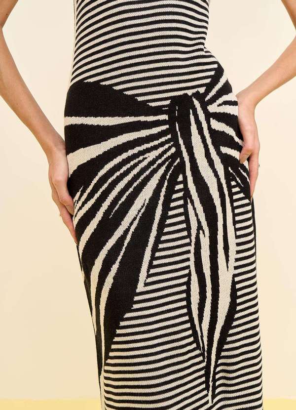 Zinco - Vestido Zinco Solto Decote Reto com Alça Longo Preto Preto 4