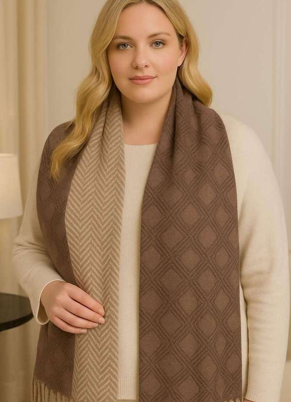 Mais na Moda Plus - Echarpe Marrom com Estampa Geométrica e Franjas Sofisticação e - Marrom