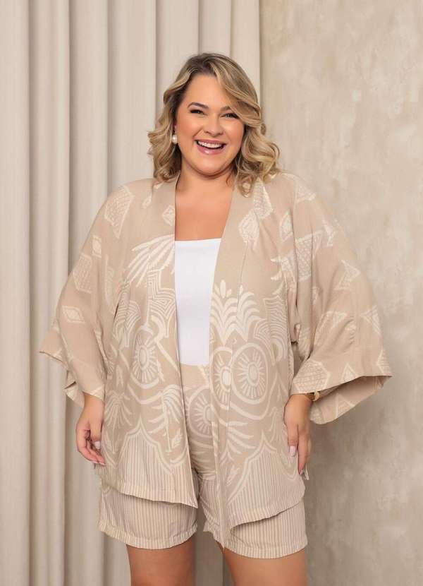 Mais na Moda Plus - Conjunto Plus Size Chic Shorts e Kimono Resort - Bege