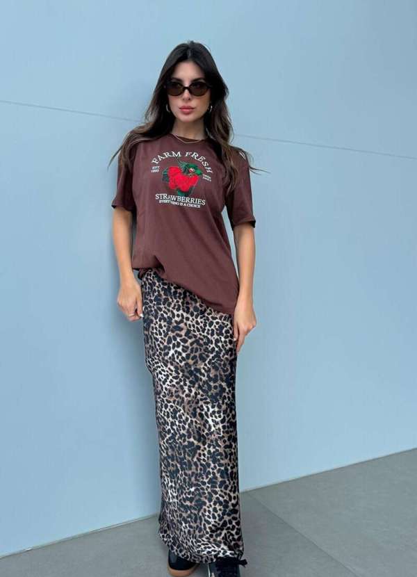 Cianitas - Blusa Feminina Over Marrom Escuro Morango Farm Fresh - Marrom