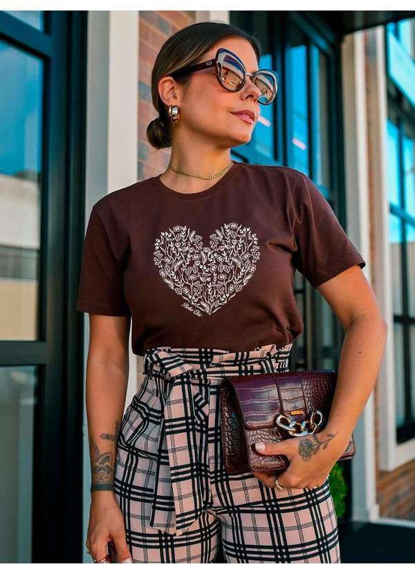 Cianitas - Camiseta Feminina Marrom Escuro Coração Boho - Marrom