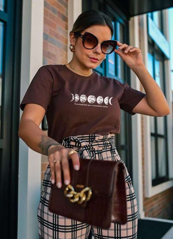 Cianitas - Camiseta Feminina Marrom Escuro Fases da Lua - Marrom