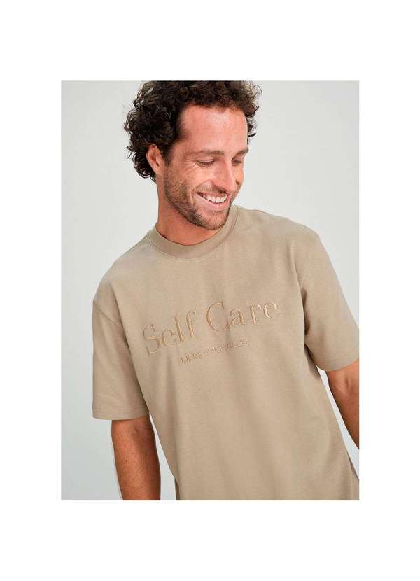 Hering - Camiseta Masculina Regular com Estampa Frase Marrom 3