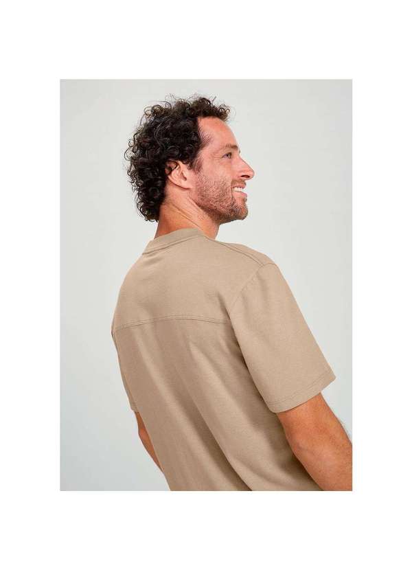 Hering - Camiseta Masculina Regular com Estampa Frase Marrom 4