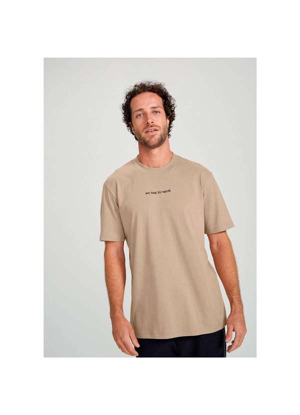 Hering - Camiseta Masculina Regular com Estampa Frase Marrom 5