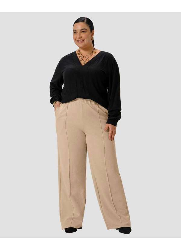 Cereja Rosa - Calça Feminina Plus Size em Moletinho com Bolso Bege
