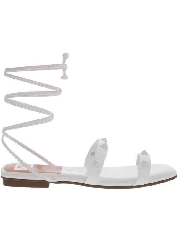 Moleca - Sandália Rasteira Moleca Amarração Tachas Verniz Branco Off-White