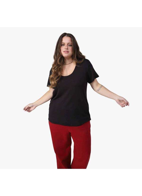 Basicamente - Camiseta Feminina Plus Modal Gola U Tech Preto