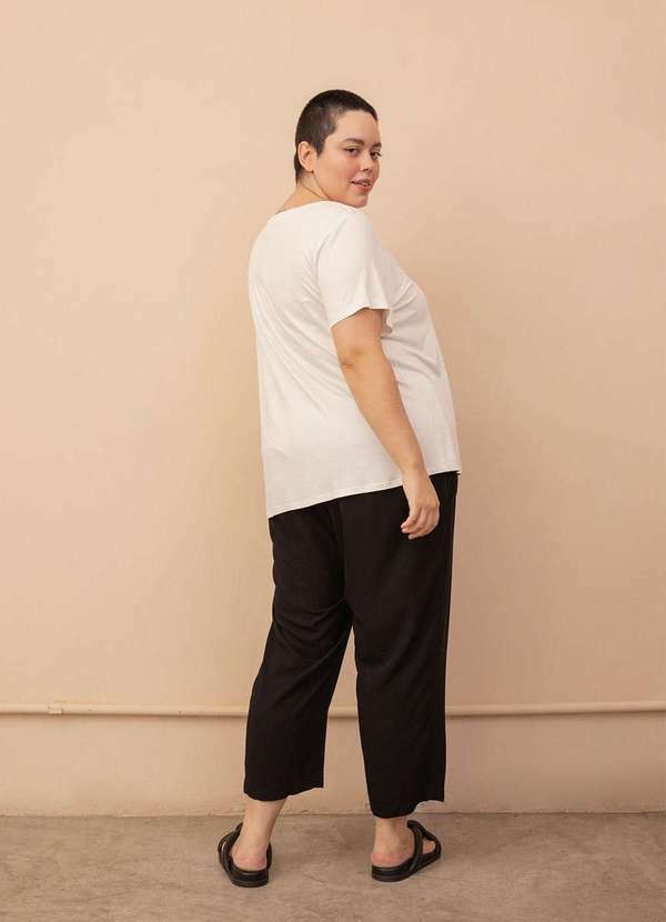 Bold - Camiseta Decote Redondo Evasê Plus Size Branco 3