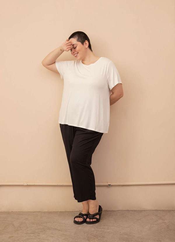 Bold - Camiseta Decote Redondo Evasê Plus Size Branco 4