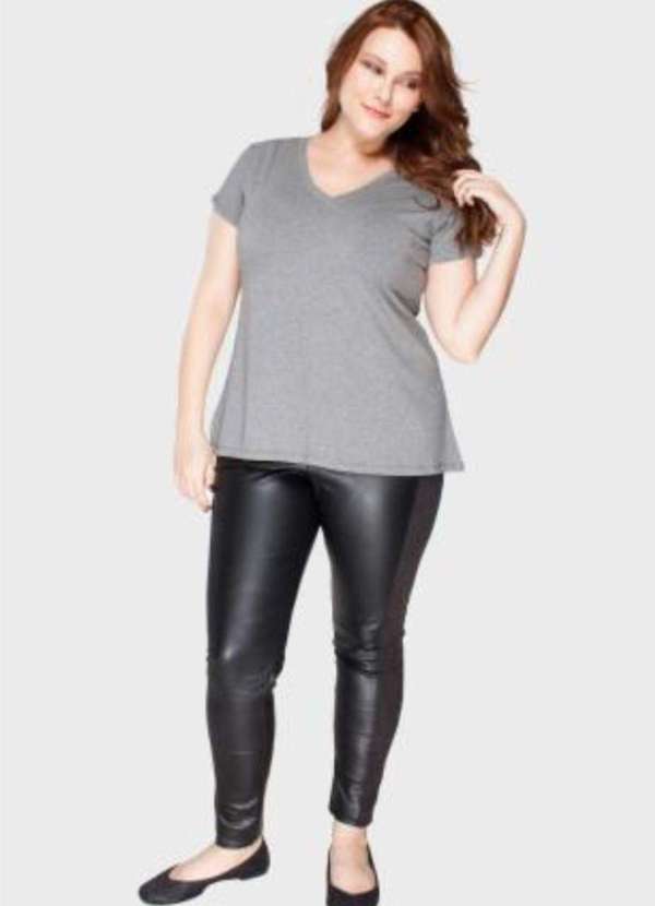 Bold - Camiseta Decote V Evasê Plus Size Cinza