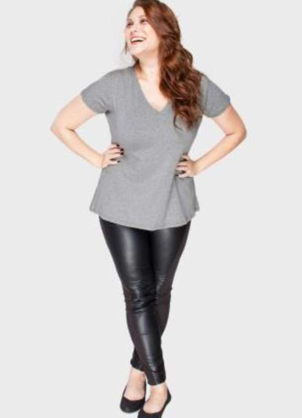 Bold - Camiseta Decote V Evasê Plus Size Cinza 4