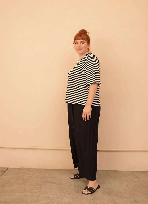 Bold - Camiseta Quadrada Decote V Listrada Plus Size Branco 2