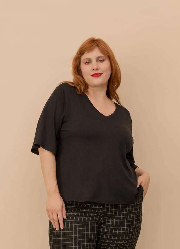 Bold - Camiseta Quadrada Decote V Plus Size Preto