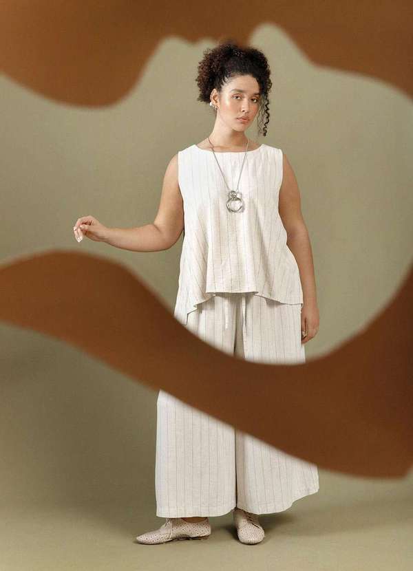 Bold - Regata Linho Risca de Giz Plus Size Bege 3