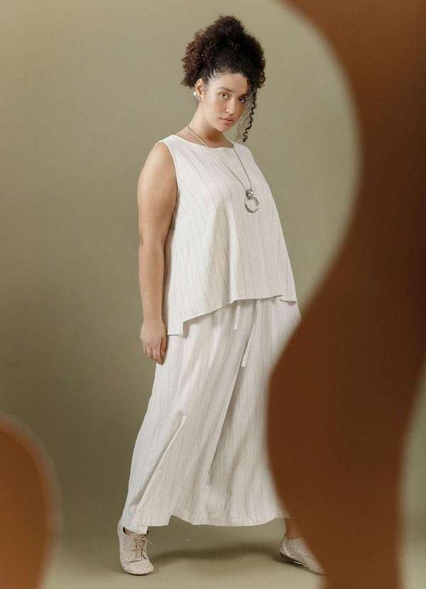 Bold - Regata Linho Risca de Giz Plus Size Bege 8