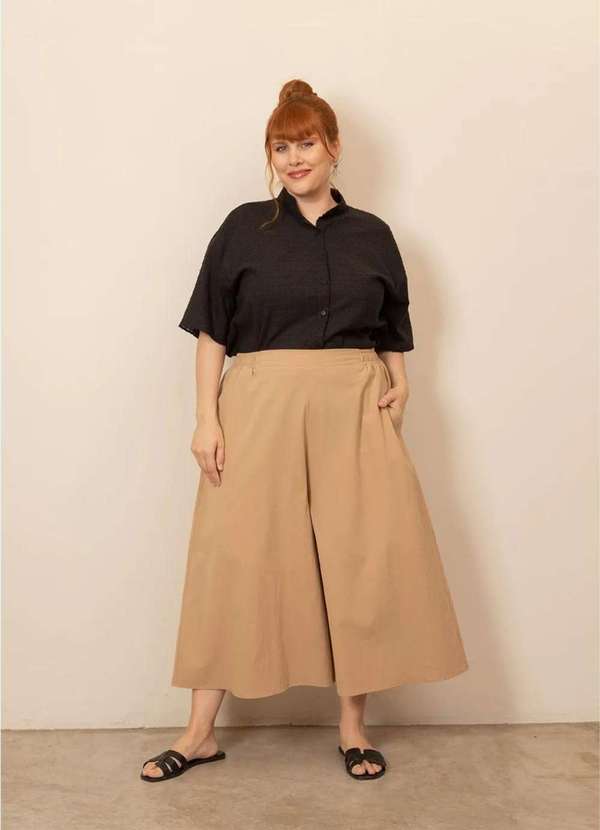 Bold - Calça Pantacourt Alfaiataria Algodão Plus Size Bege