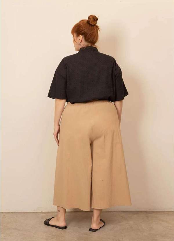 Bold - Calça Pantacourt Alfaiataria Algodão Plus Size Bege 4