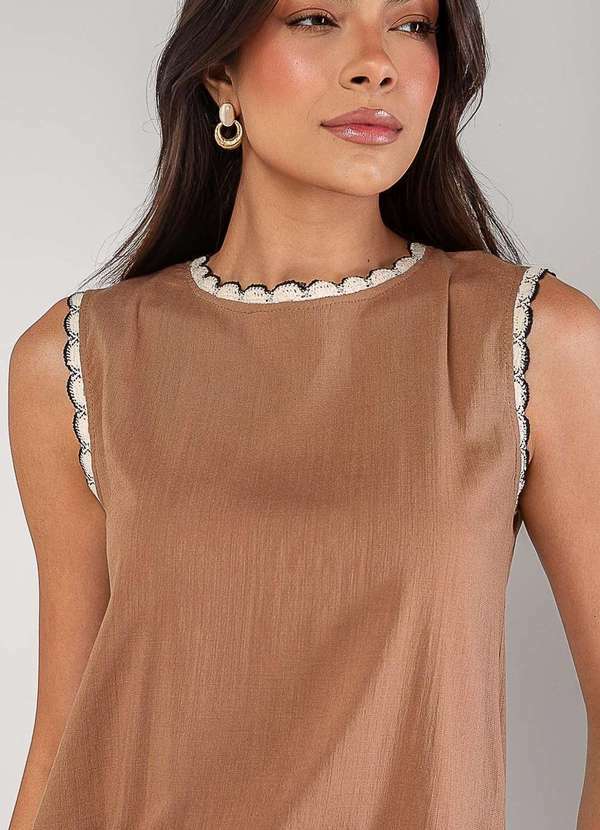 Salvatore Fashion - Regata Alfaiataria com Renda nas Cavas e Gola Marrom
