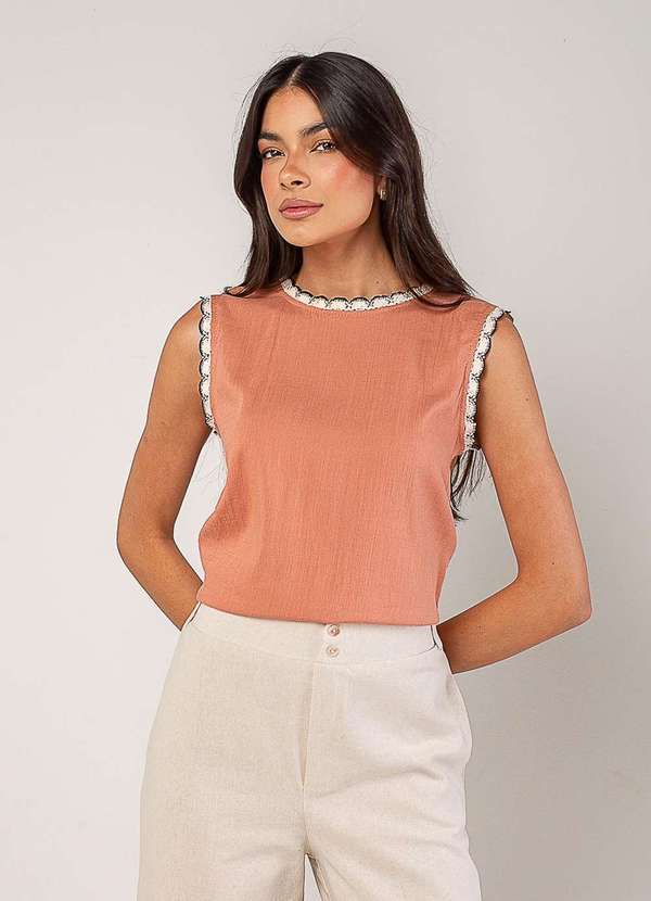Salvatore Fashion - Regata Alfaiataria com Renda nas Cavas e Gola Rosa