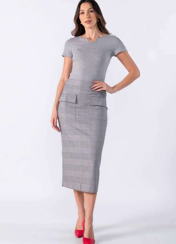 Lamis - Blusa Basica Recorte em V no Decote Cinza