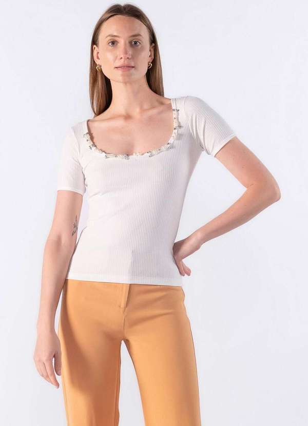 Lamis - Blusa Canelada com Decote Bordado Creme