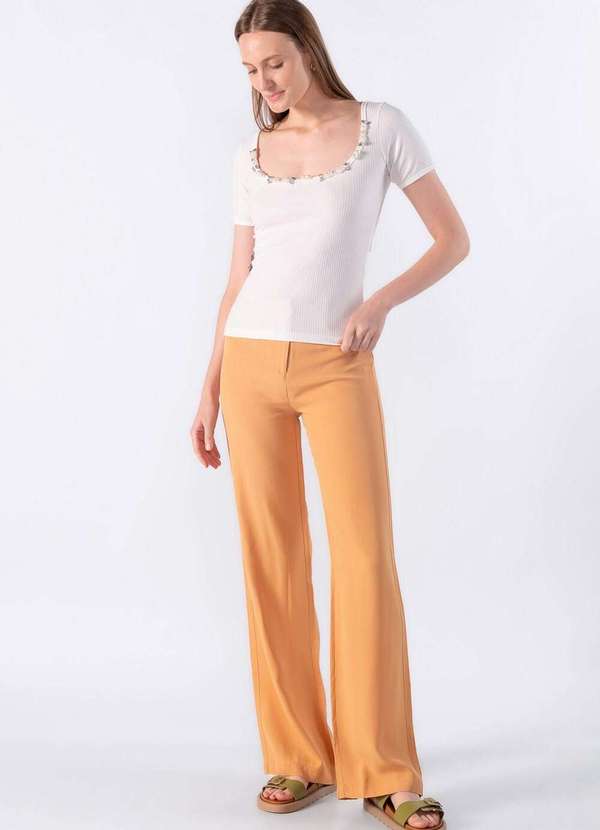 Lamis - Blusa Canelada com Decote Bordado Creme 2