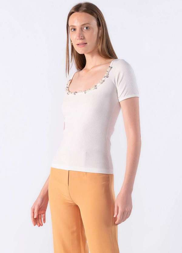 Lamis - Blusa Canelada com Decote Bordado Creme 3