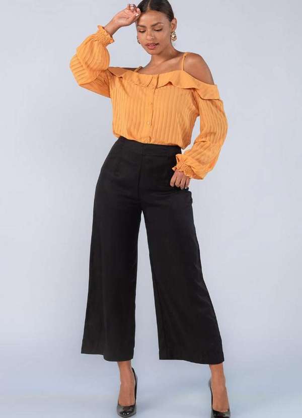 Lamis - Blusa em Crepe Listrada Manga Longa Cigana e Alça Mostarda