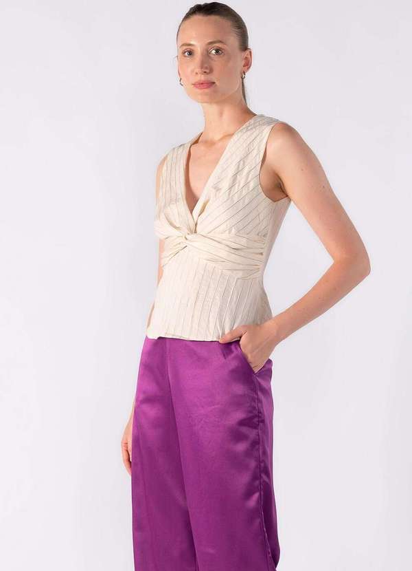 Lamis - Blusa em Listras Peplum com Detalhe no Busto Creme 3