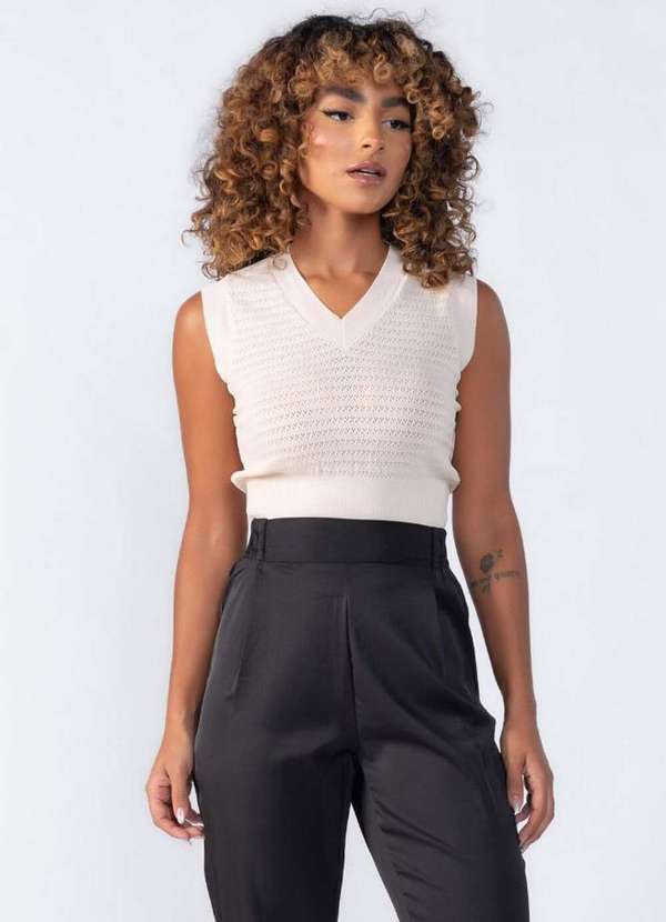 Lamis - Blusa Regata Curta com Furinhos Bege