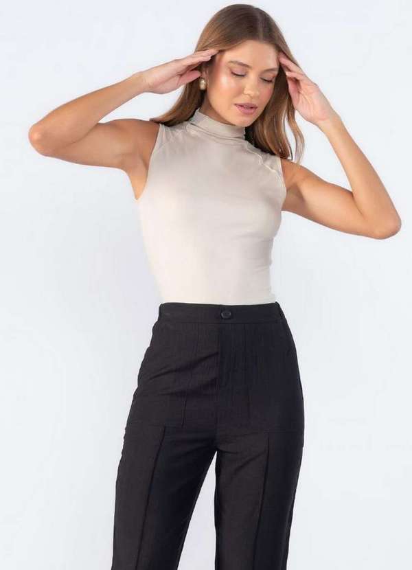 Lamis - Blusa Regata em Viscose Gola Alta Creme