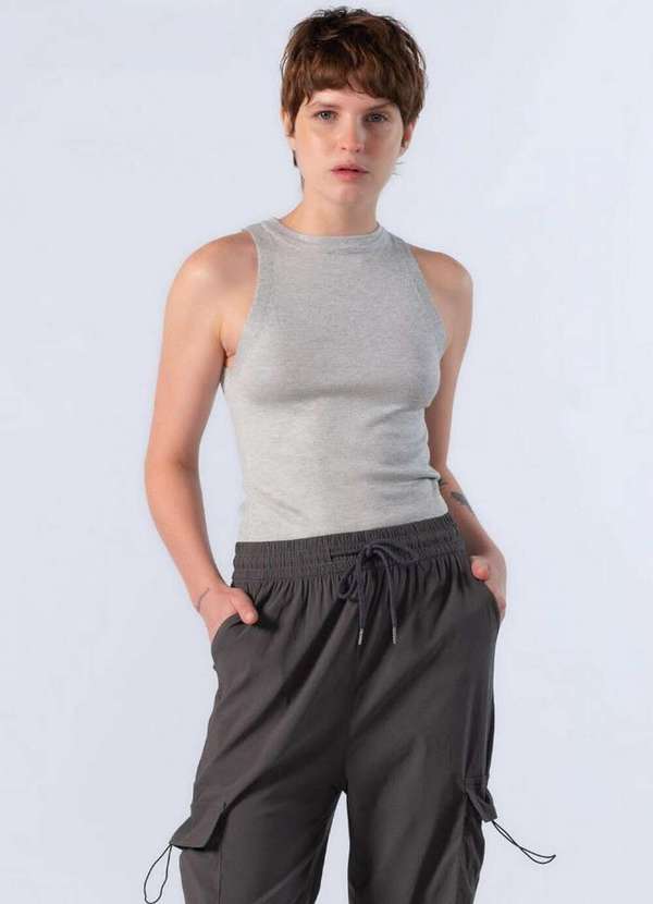 Lamis - Blusa Regata em Viscose Lisa Cinza 2