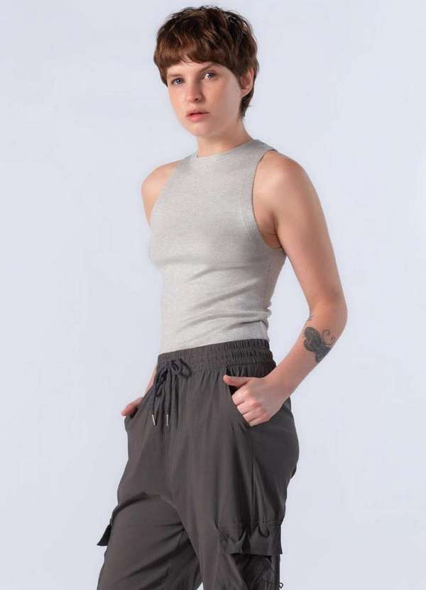 Lamis - Blusa Regata em Viscose Lisa Cinza 3