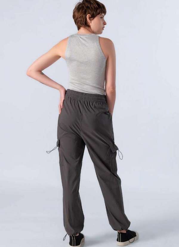 Lamis - Blusa Regata em Viscose Lisa Cinza 4