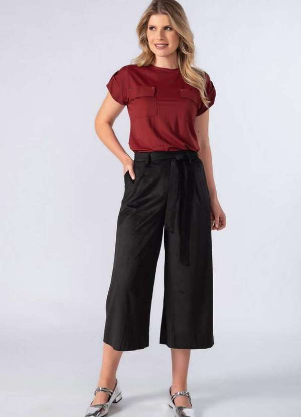 Lamis - Calca Pantacourt em Suede Preto