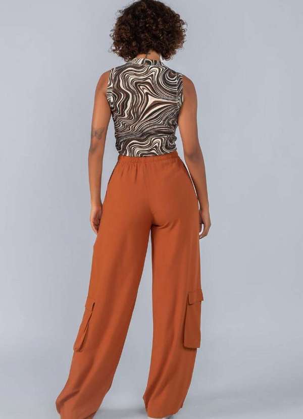 Lamis - Calca Pantalona em Viscose com Elastico e Bolso Lateral Caramelo 4