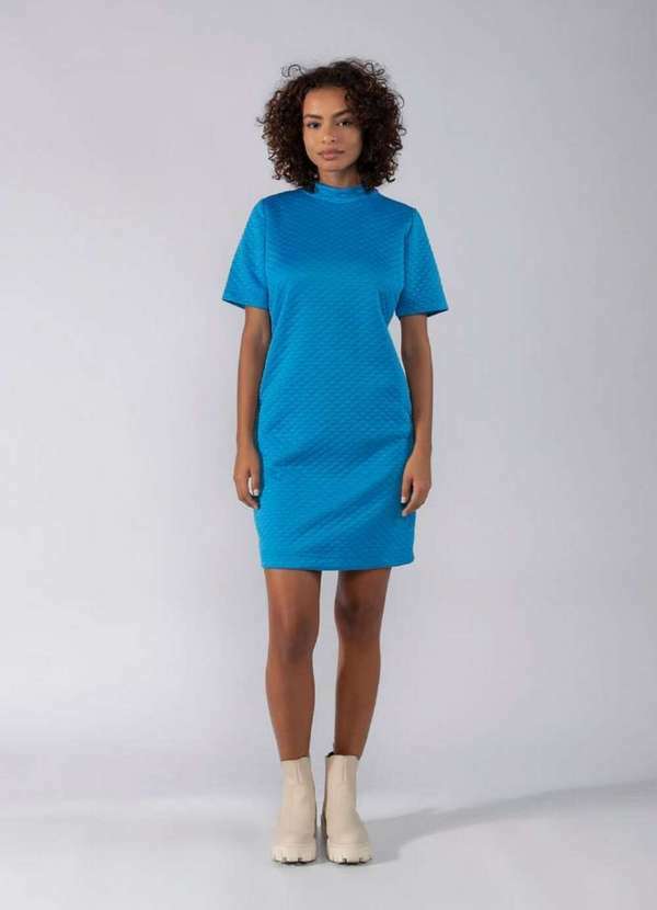 Lamis - Vestido em Matelasse Gola Alta e Ziper Azul