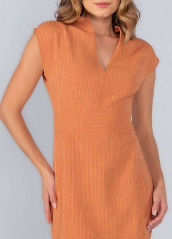 Lamis - Vestido Midi Modelado Risca de Giz Gola Alta Marrom