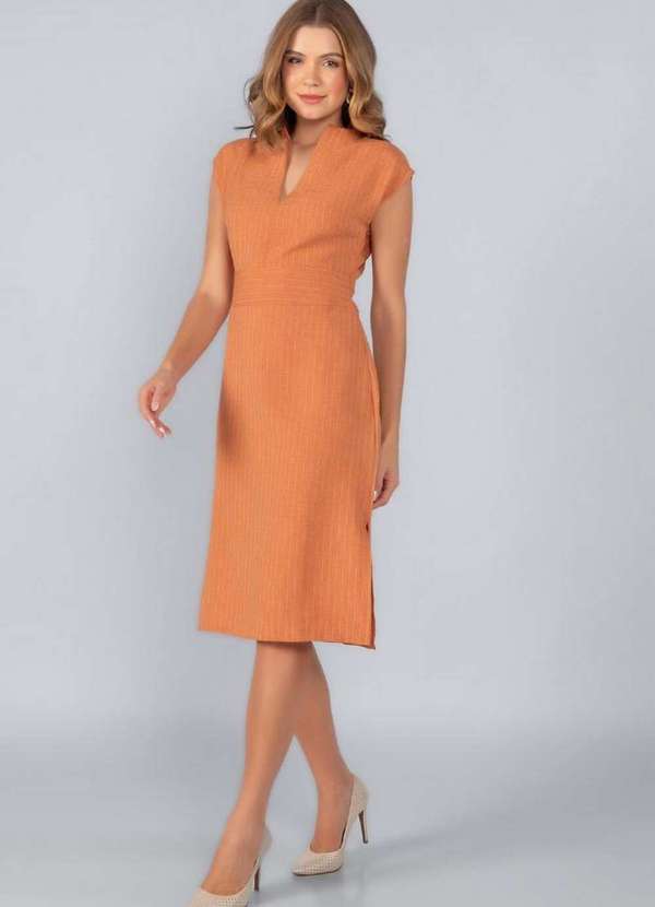 Lamis - Vestido Midi Modelado Risca de Giz Gola Alta Marrom 3