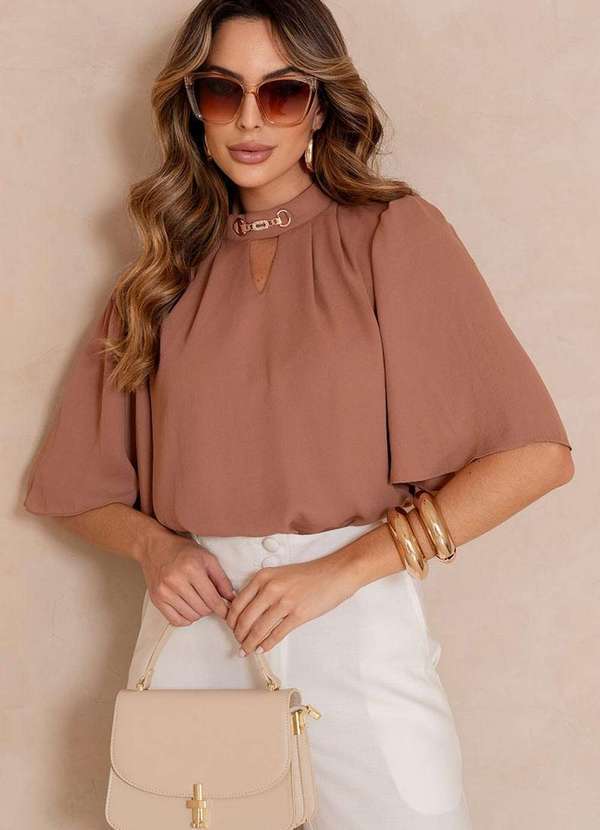 Miss Misses - Blusa Cleide Crepe C/Detalhe Metal Gola Marrom