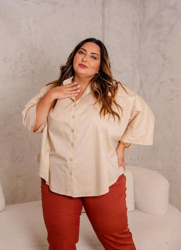 Ana Maya Curves - Camisa Feminina Plus Size Oversized Tricoline Bege