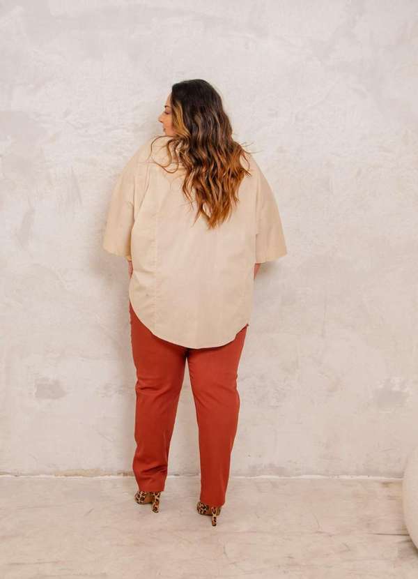 Ana Maya Curves - Camisa Feminina Plus Size Oversized Tricoline Bege 2