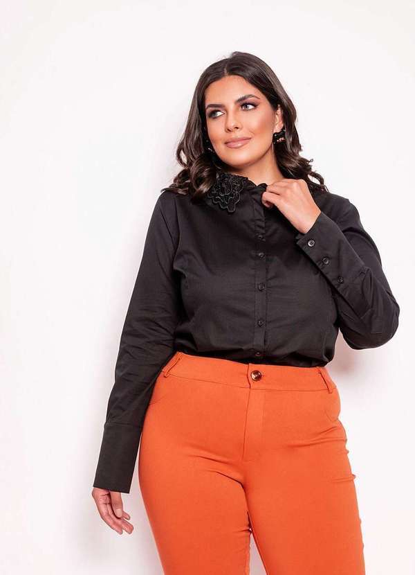 Predilects Plus - Camisa Plus Size Gola Renda Preto