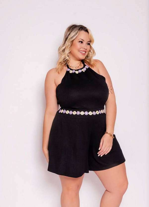 It Curves - Macaquinho Plus Size Liso Detalhe Croche Preto