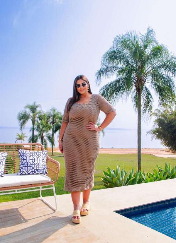 Ana Maya Curves - Vestido Plus Size em Croche Decote Quadrado Bege