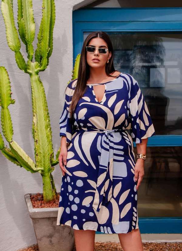 Predilects Plus - Vestido Plus Size Estampado com Faixa e Decote Azul 2